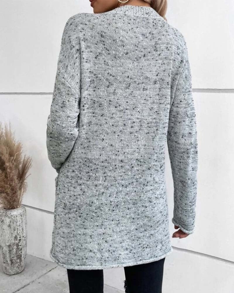 Długi damski sweter z dekoltem w serek i kieszeniami