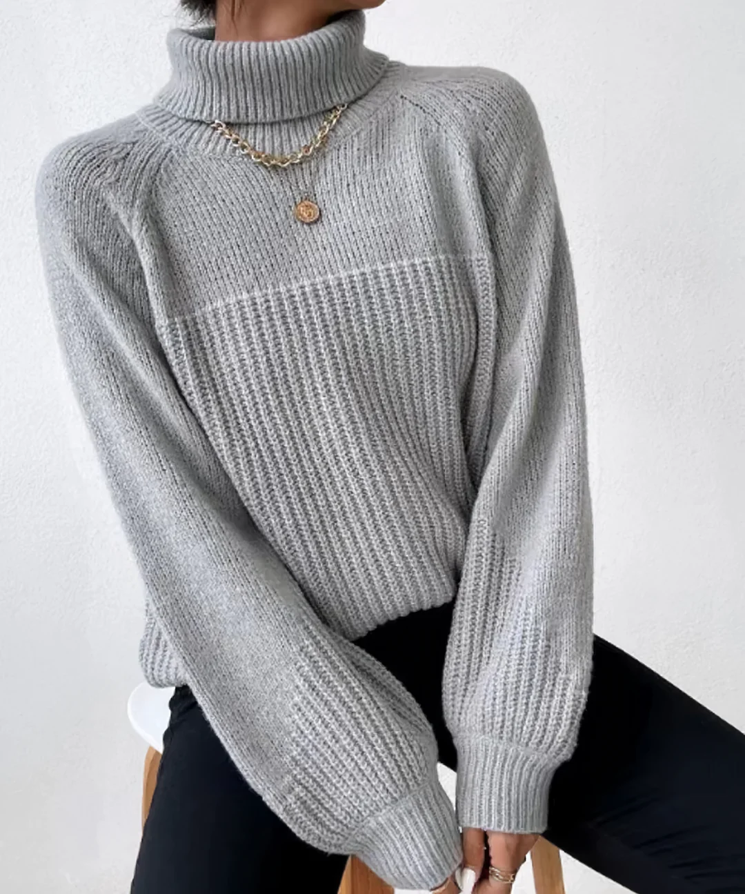 Damski sweter z golfem