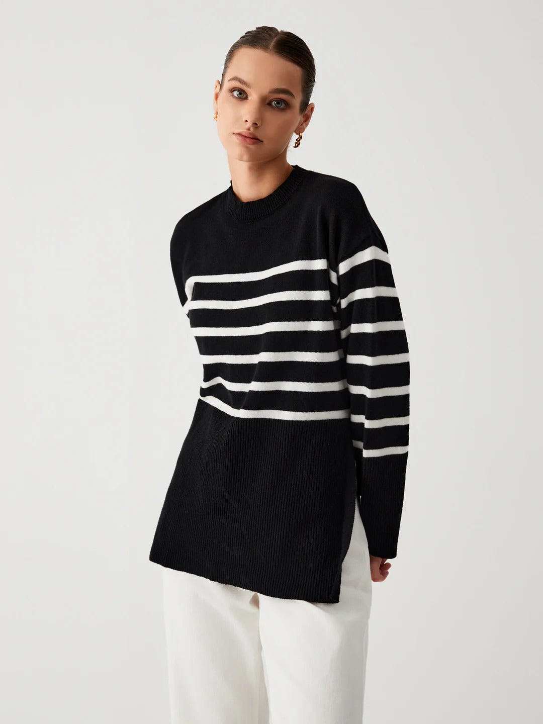Damski sweter w paski z okrągłym dekoltem