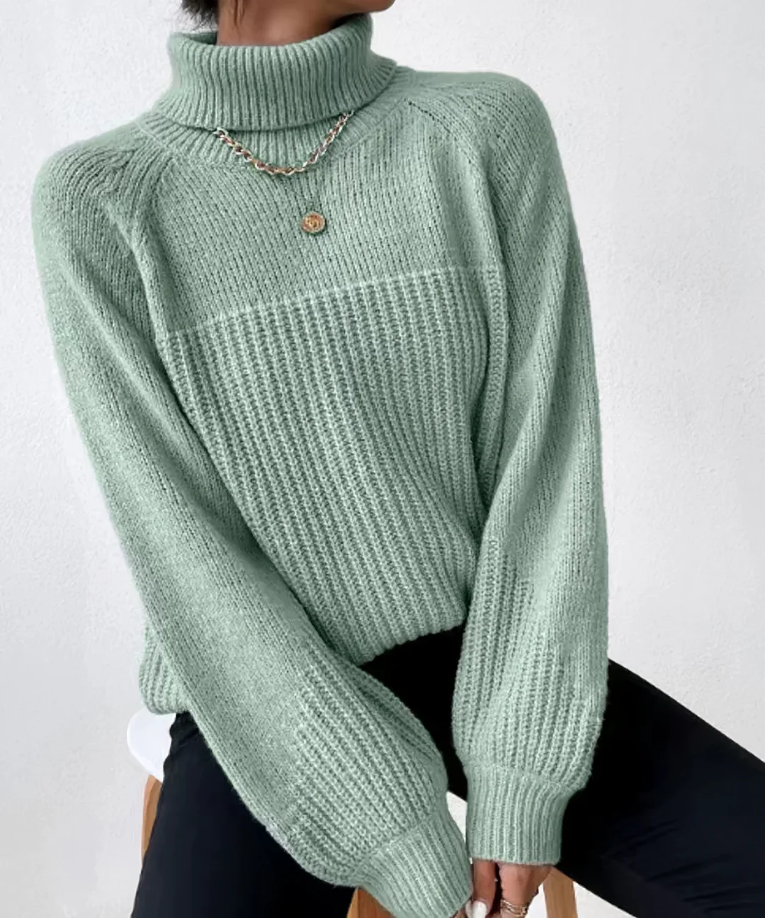 Damski sweter z golfem