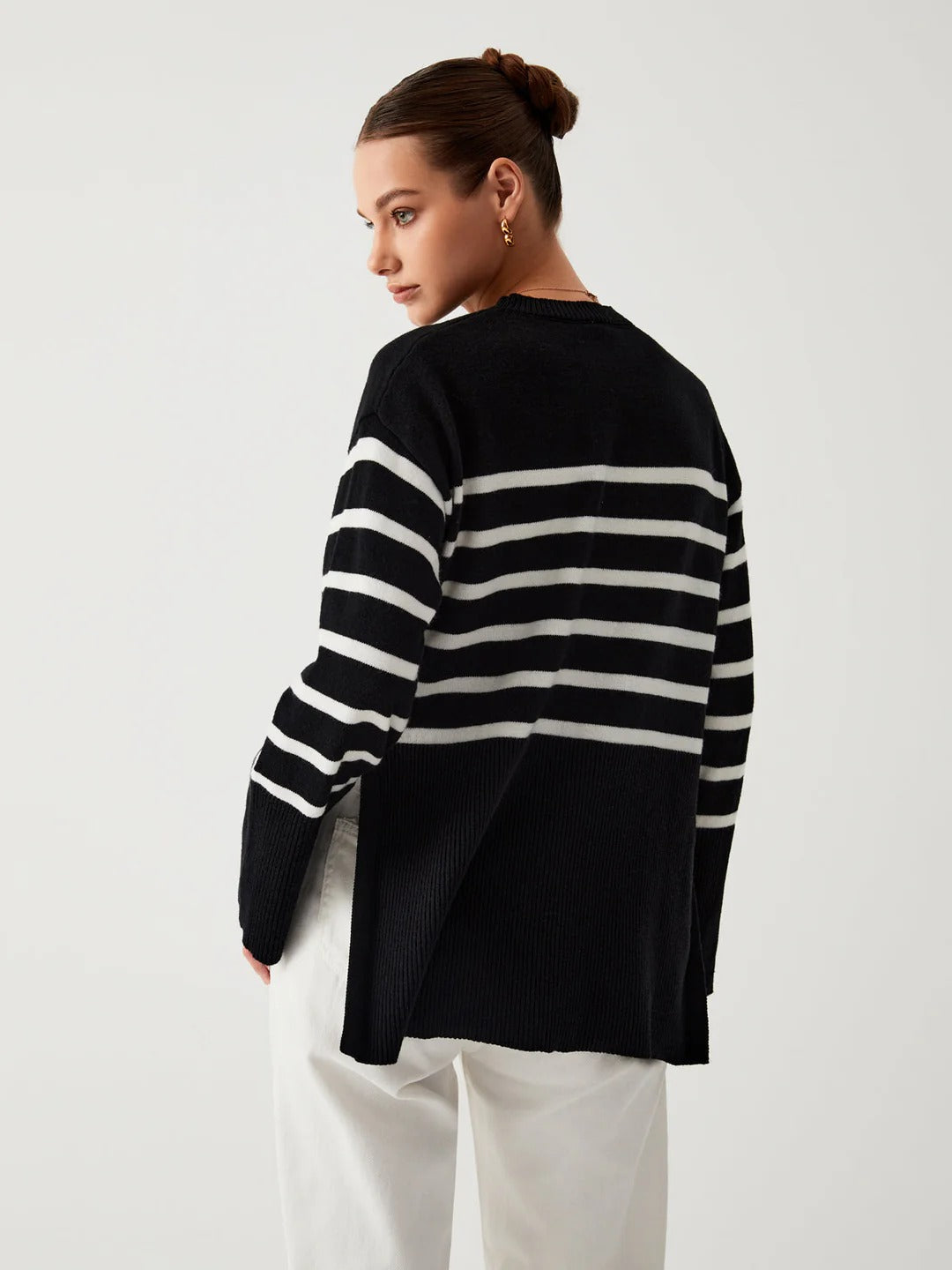 Damski sweter w paski z okrągłym dekoltem