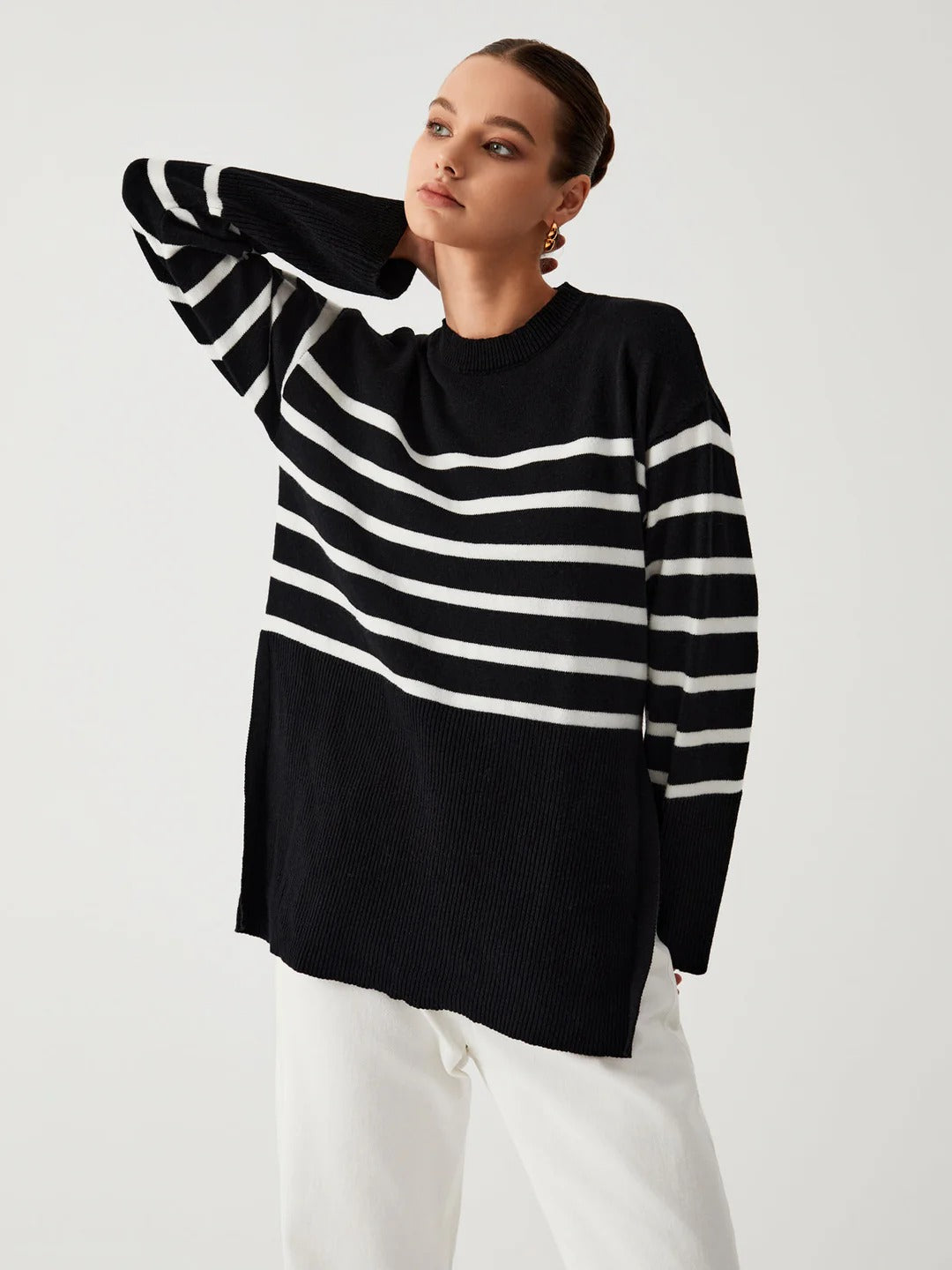 Damski sweter w paski z okrągłym dekoltem