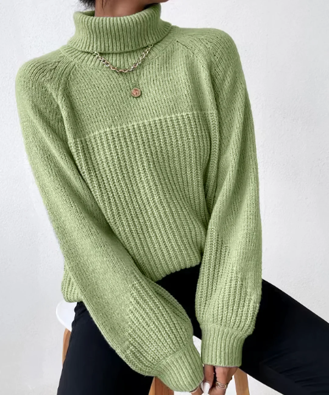 Damski sweter z golfem